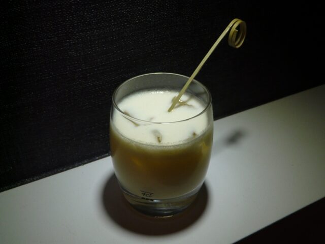Drink rum z syropem migdałowym